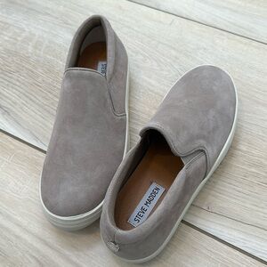 Steve Madden Women’s Gills Sneaker, grey suede, 8 wide